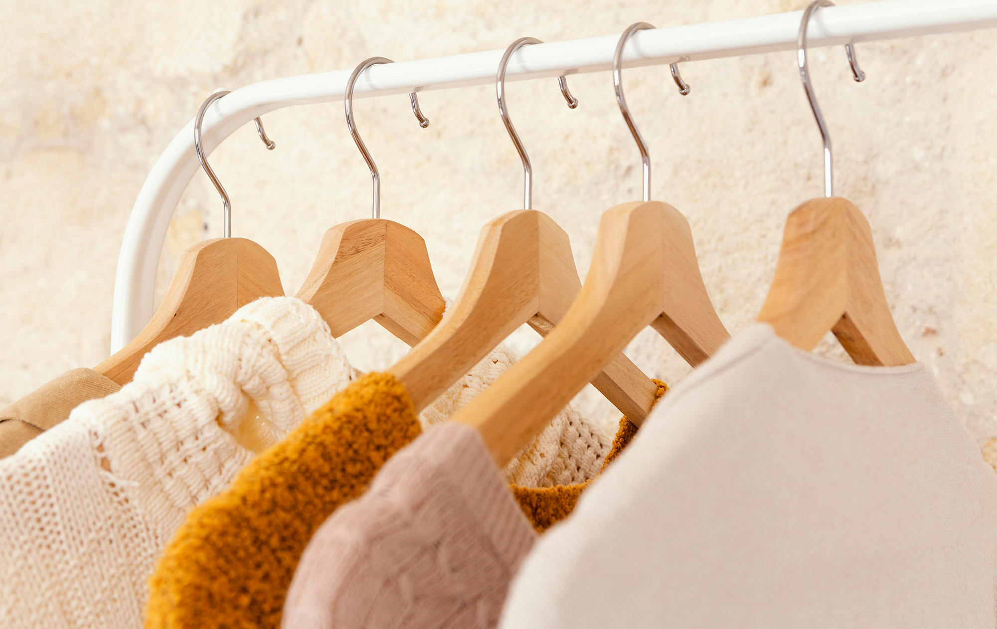 Вот почему следует выбросить пластиковые вешалки для одежды